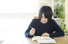 勉強する学生