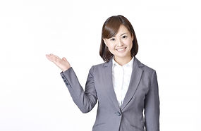 流れを説明する女性