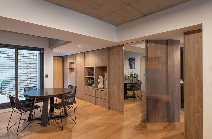 mueble a medida para guardado. puerta con manijas ocultas. piso patagonia flooring. cielorraso de hormigon visto.