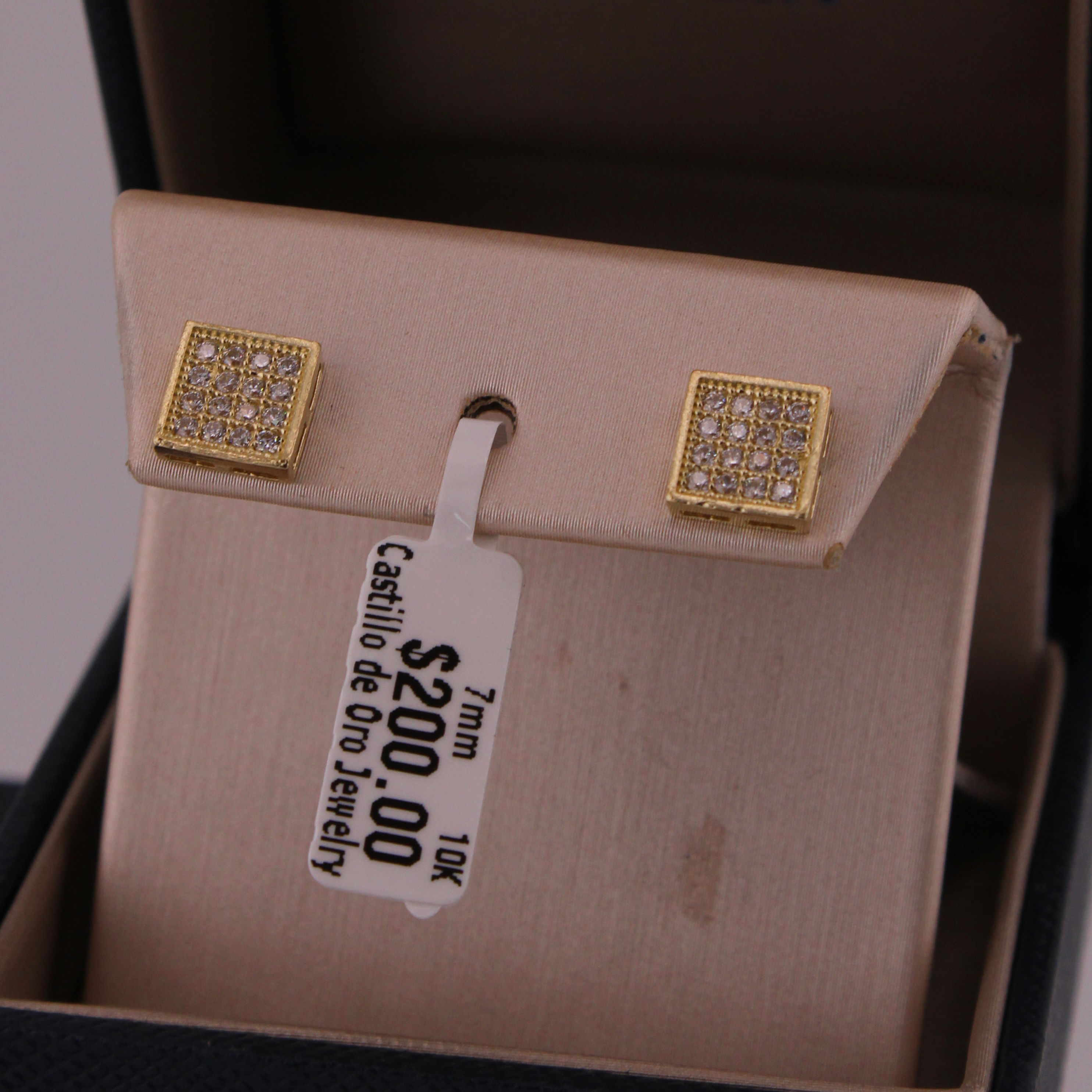 Women's earrings in 10k gold