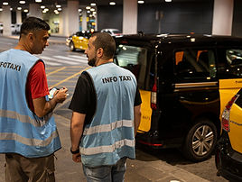 taxistas con chaleco azul