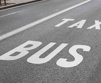Taxi oficial utilizando el carril Bus-Taxi hacia el Aeropuerto de Barcelona