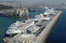 Barco atracado en la terminal de cruceros de Barcelona