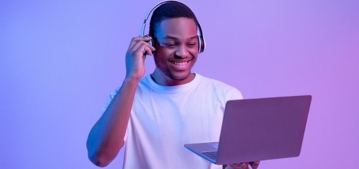 Hombre feliz utilizando la tecnología