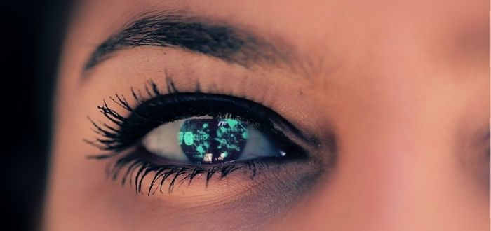 Ojo humano modificado por el biohacking