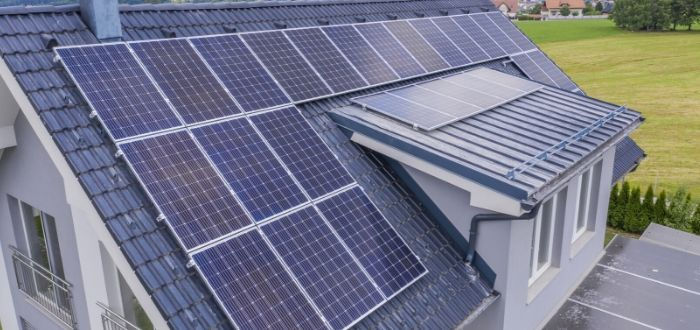 casa-con-paneles-solares-instalados