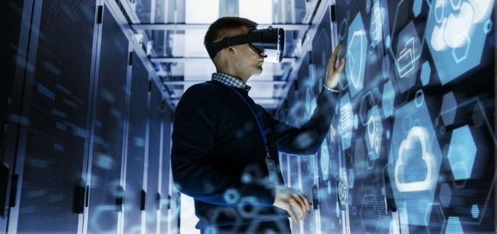 Hombre usando la tecnología en la vida diaria | Homo digitalis