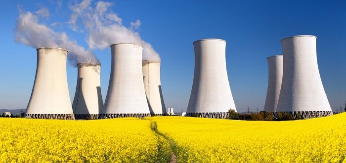 Campo con estructuras de centrales nucleares