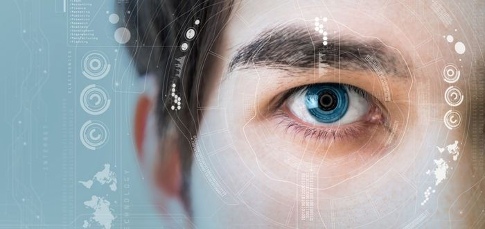 Hombre usando lentillas inteligentes