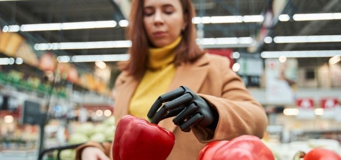 Mujer con mano robótica