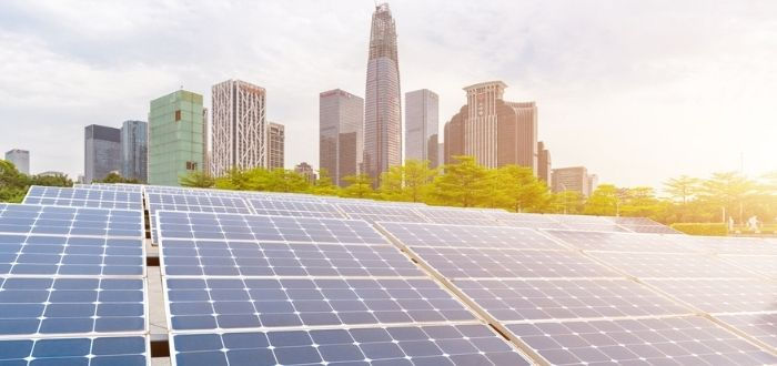 Paneles solares fotovoltaicos en la ciudad