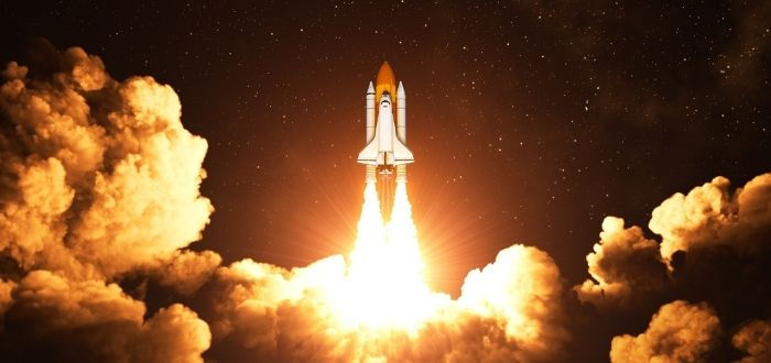 Despegue de nave al espacio exterior