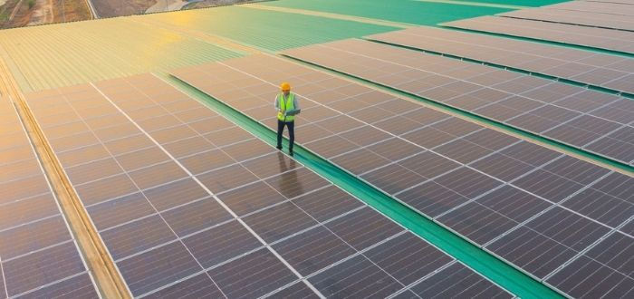 Experto supervisando instalación de zona con energía solar