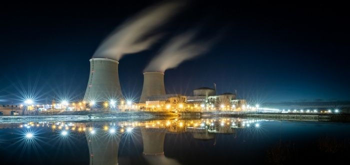 Central nuclear a la luz de la luna