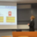 審査会で発表をしている際の様子