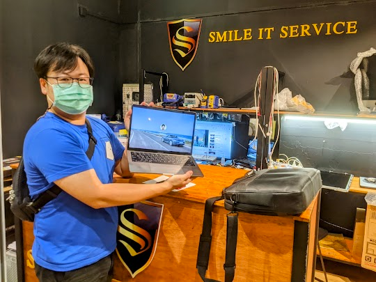 รับซ่อม Macbook สุโขทัย ลูกค้านำเครื่อง Macbook Pro A1706 มาซ่อมแพรจอ