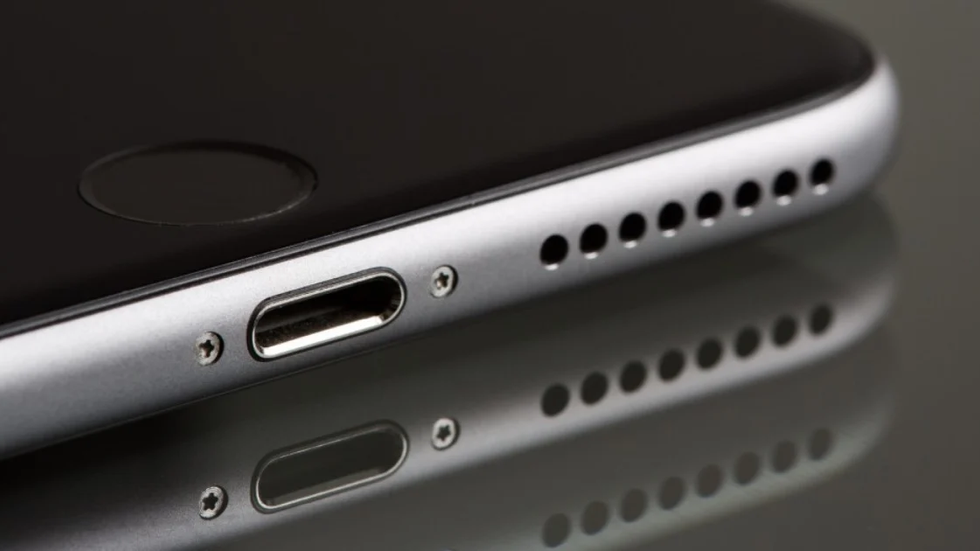 อย่าแค่ลือ! iPhone 15 อาจเปลี่ยนมาใช้พอร์ต USB-C