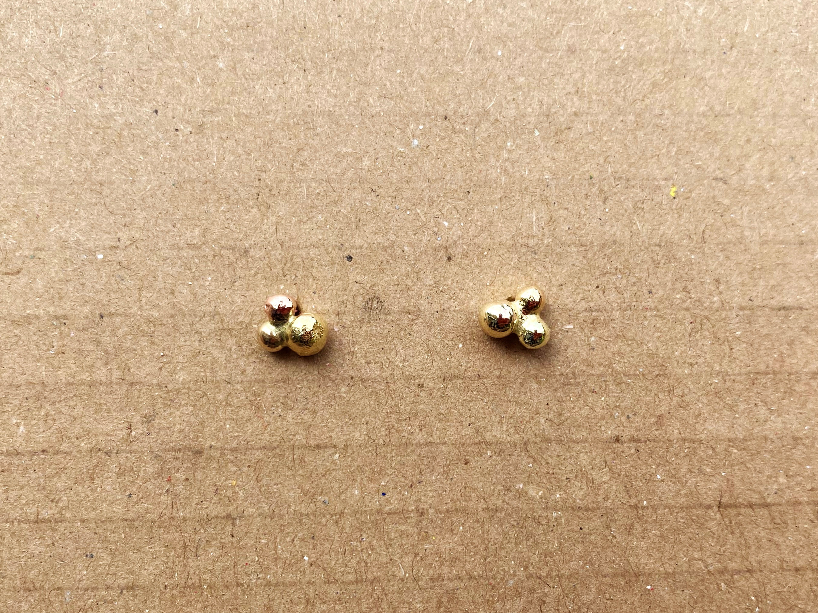 Oorbellen | Berries, drie gouden balletjes   