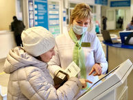 Путин подписал закон об оказании медпомощи по полису ОМС работающим в РФ иностранцам