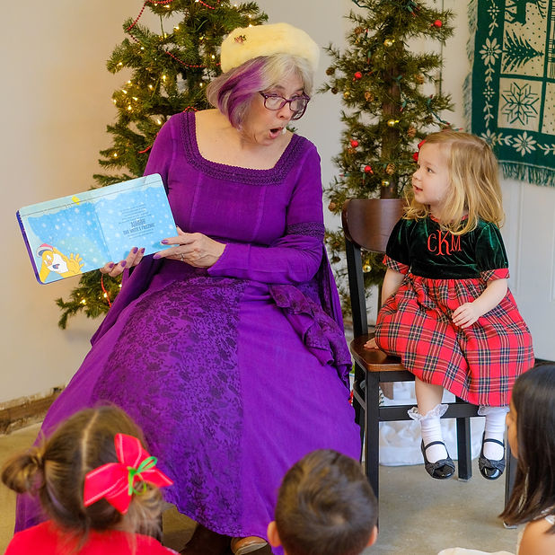 Mrs Claus reading to a group_edited.jpg