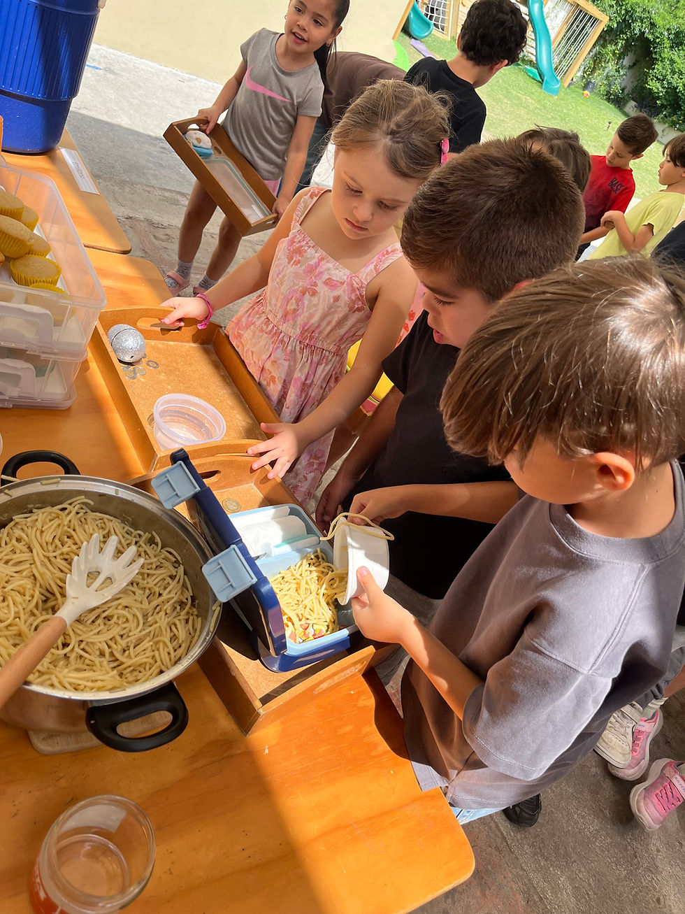 Niños de Preescolar preparan alimentos en Acton Academy MTY