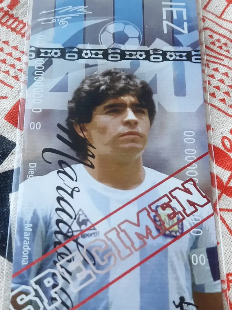 Прев'ю: Сувенірні 10 песо Марадона