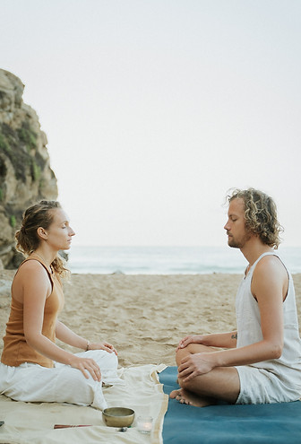 Meditatiesessie op het strand met Energy Source in Alkmaar – twee deelnemers in stilte, verbonden via adem en aandacht.