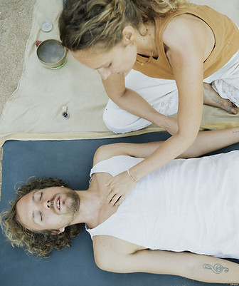 Energy Source ademwerk op het strand in Alkmaar – ontspanning, herstel en energetische afstemming in de natuur.