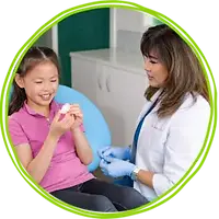 photo-3-up-green-circle-girl-holding-palatal-expander-with-doctor.webp