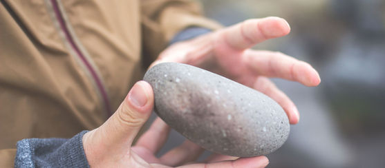 ¿Qué relación existe entre una piedra que cayó y alguien que olvidó rezar...?