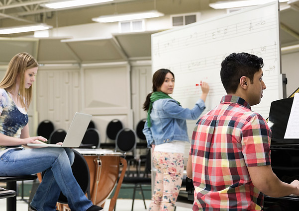 Studenti nella sala della musica