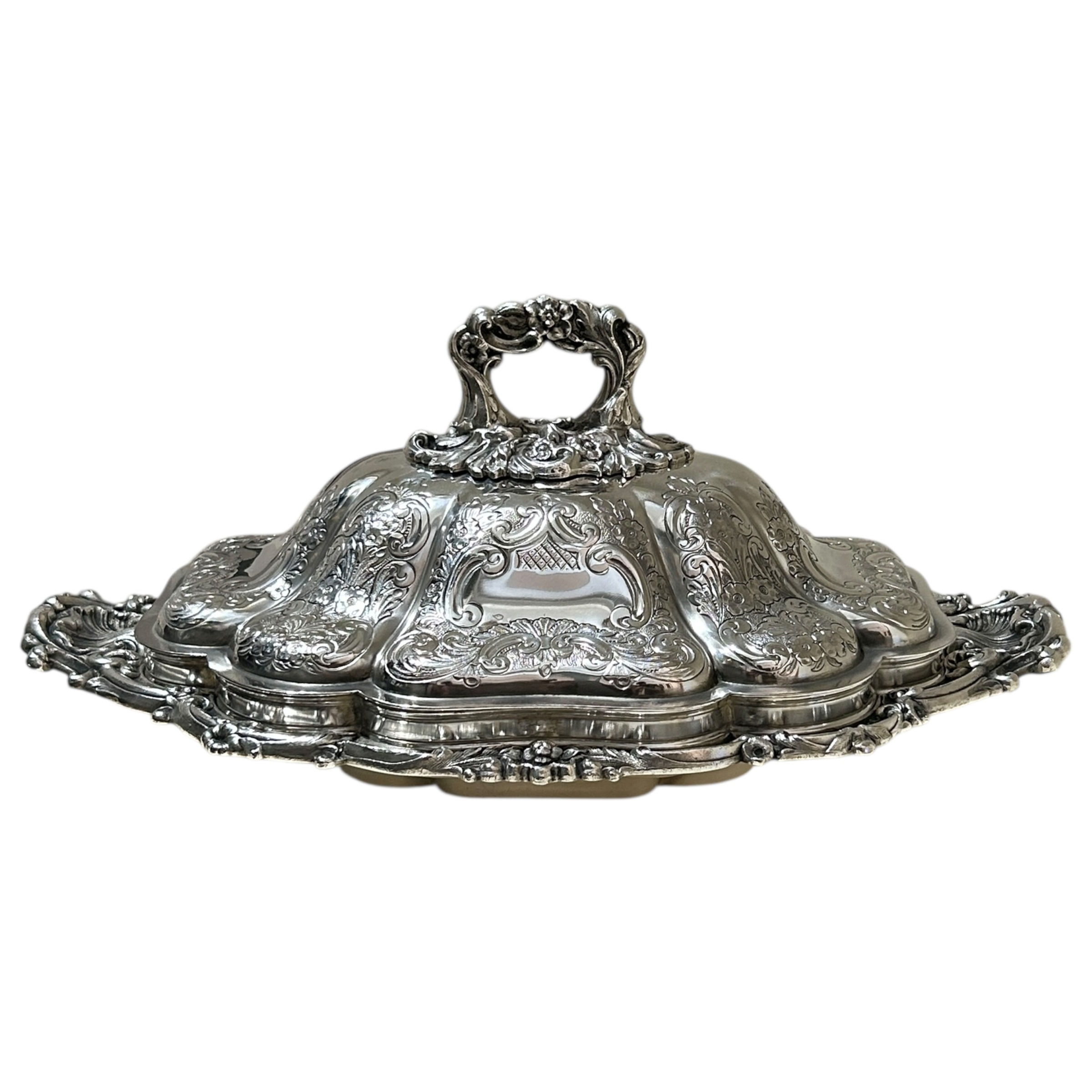 Prato coberto inglês em prata da manufatura Barker Ellis