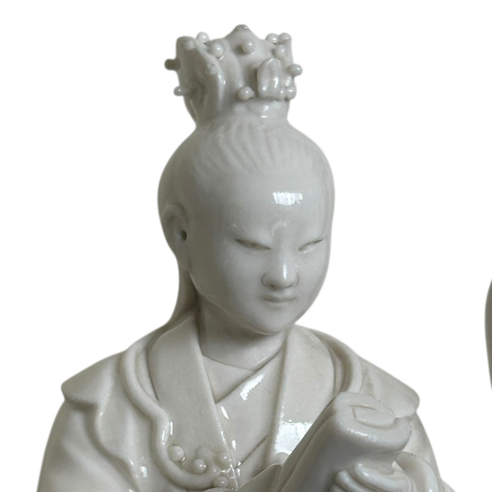 Miniatura: Escultura chinesa em porcelana blanc de chinesa retratando 3 mulheres da corte