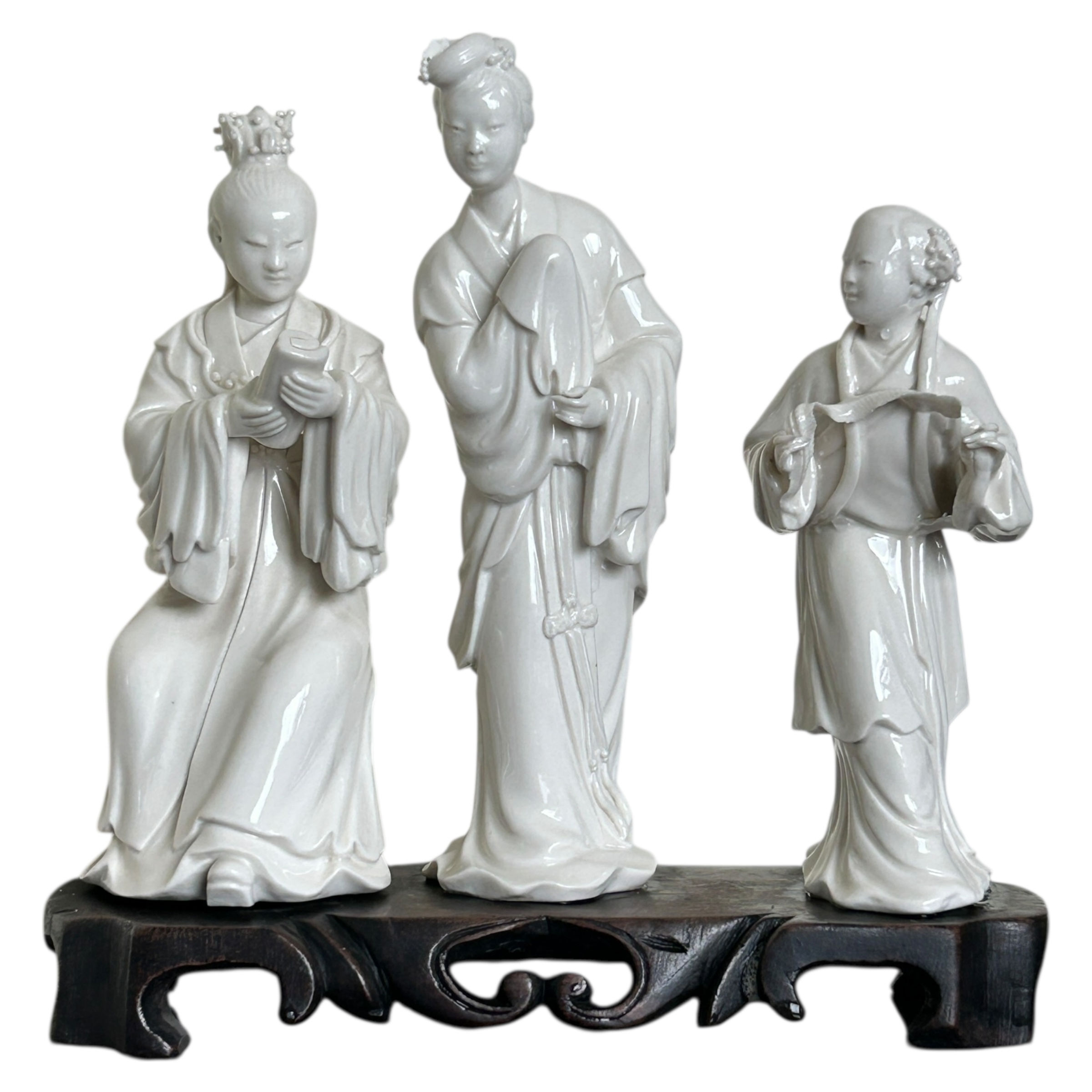 Escultura chinesa em porcelana blanc de chinesa retratando 3 mulheres da corte