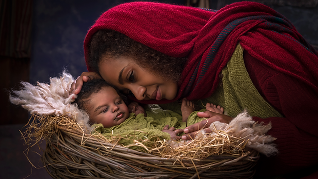 maman faisant un câlin à son bébé emmailloté