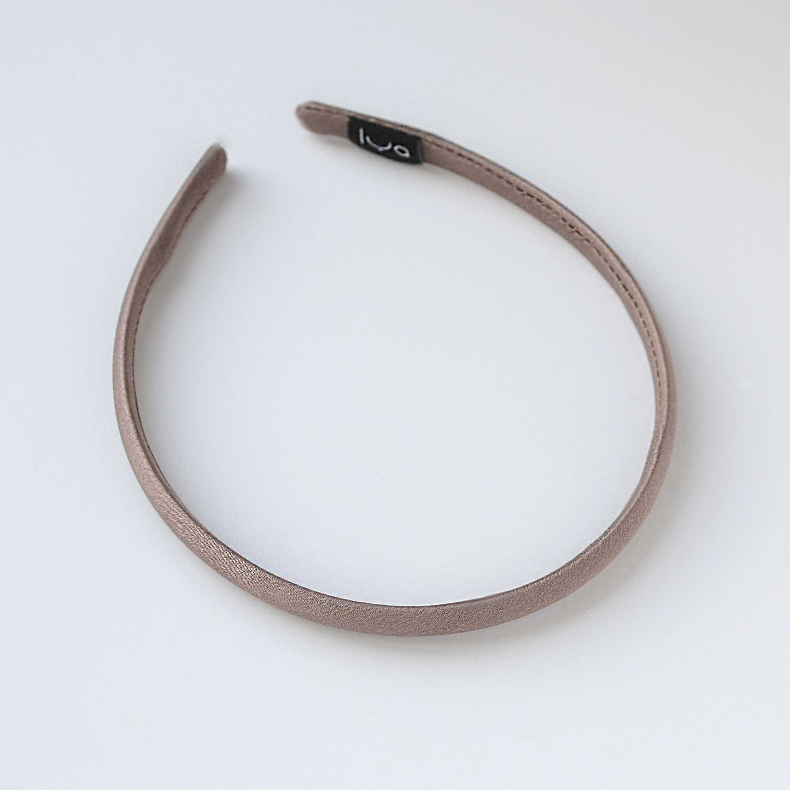 Cienka opaska do włosów w kolorze milky cocoa