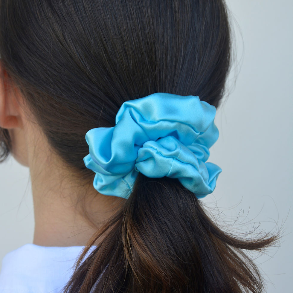 Miniatura: Jedwabna scrunchie w kolorze baby blue – subtelna, lekka, niezastąpiona. Idealna dla miłośniczek pastelowych dodatków i natur