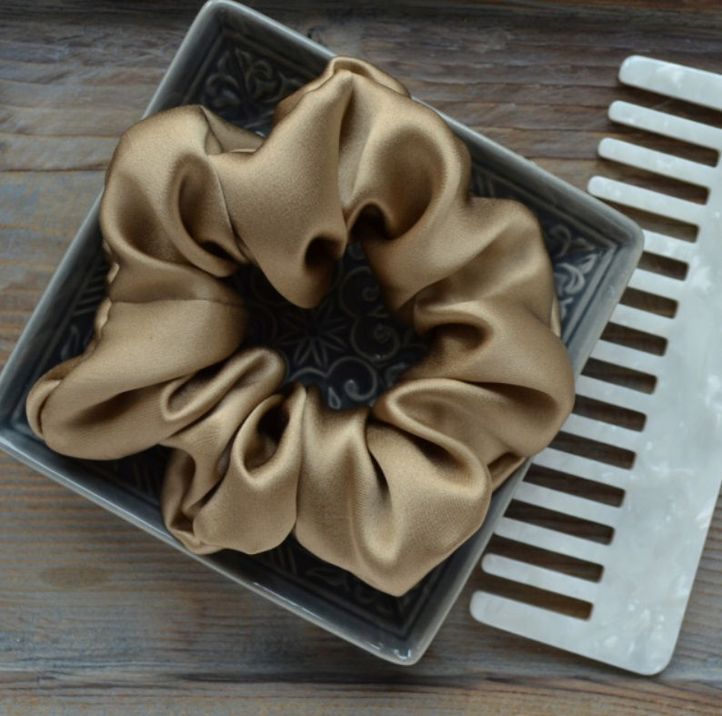 Złota tonacja w roli głównej – scrunchie w kolorze gold doda blasku każdej stylizacji