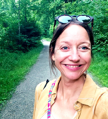 Frau im Wald spazieren