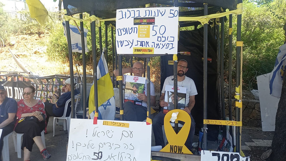 הרב אבידן פרידמן וצביקה נוביק בכלוב, במחאה למען החטופים, 6 ביולי 2025.