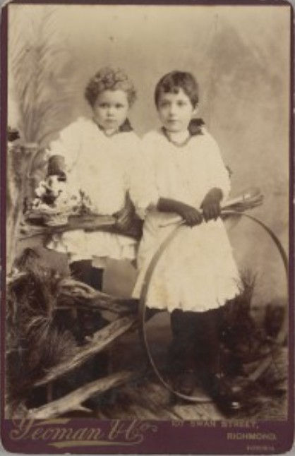 May and Mabel Needle. Courtesy State Library Victoria.
