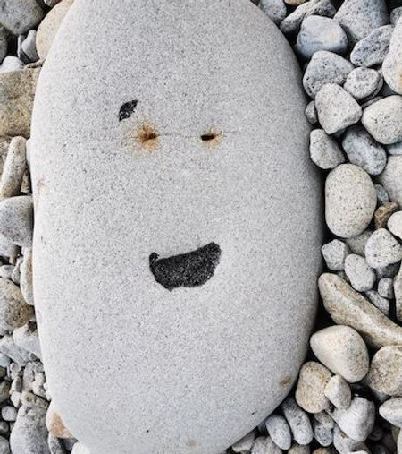 Emoji "whaou" en pierre