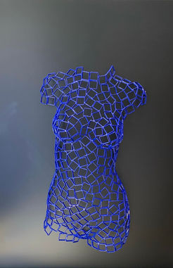 buste bleu fond noir femme sculpture carré métal
