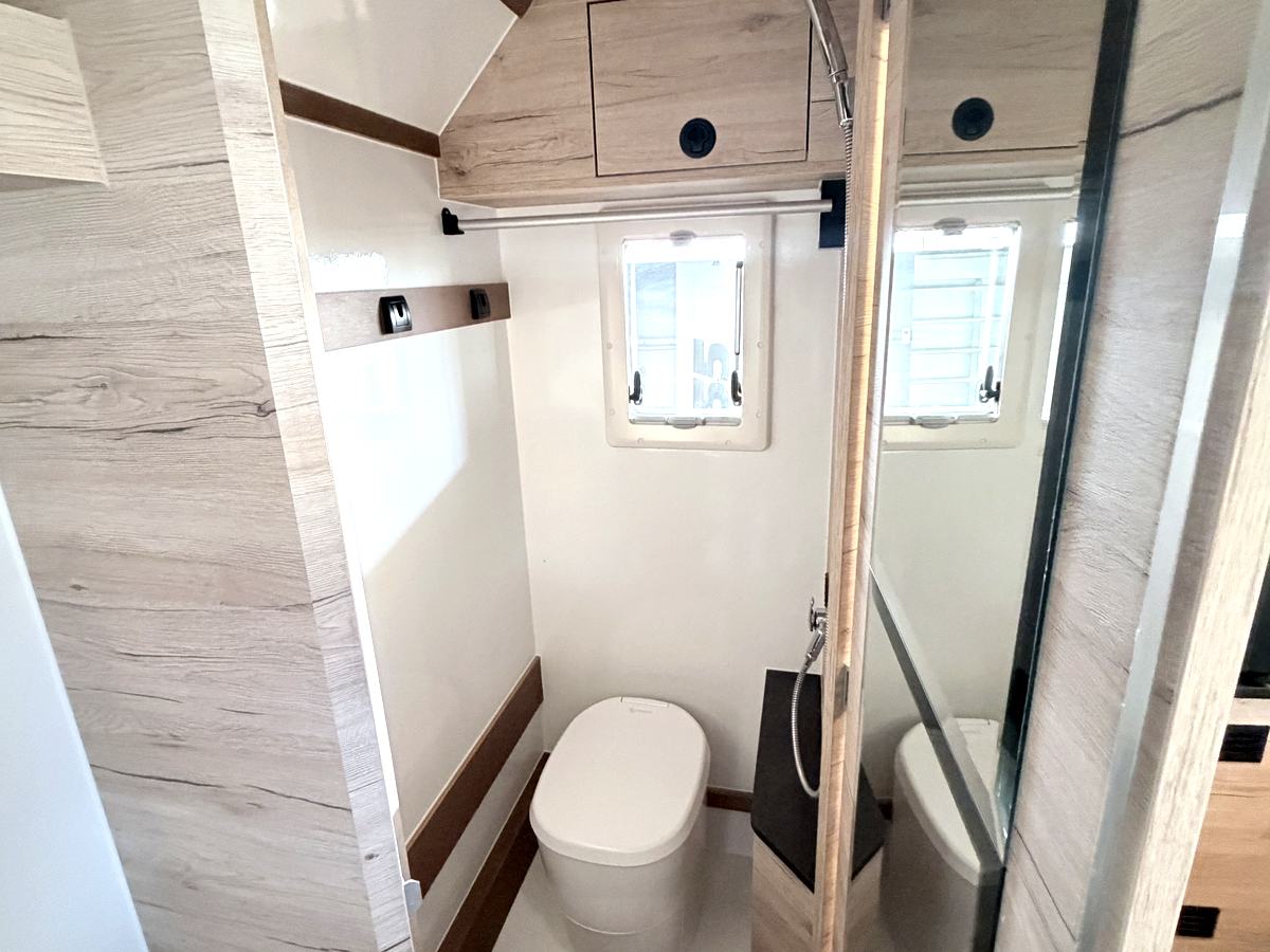 Bad mit Dusche und Trenntoilette