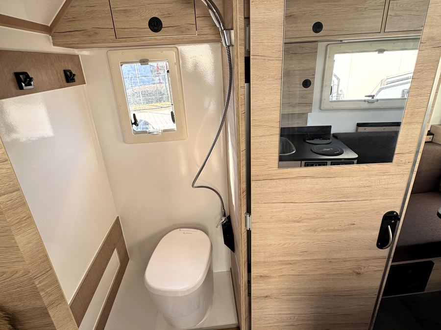 Bad mit Dusche und Toilette