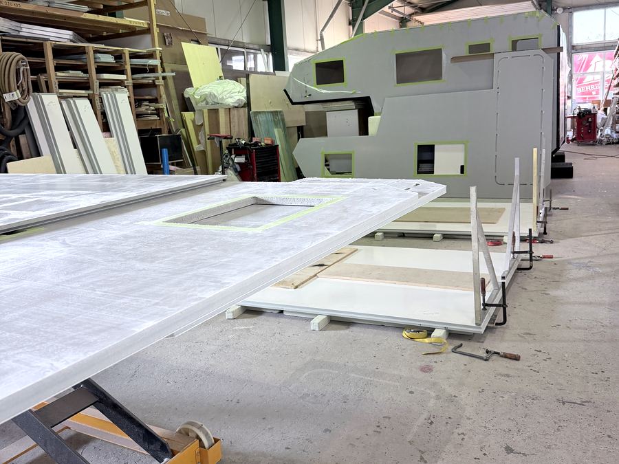 GFK-Wohnkabine im Rohbau in der Werkstatt