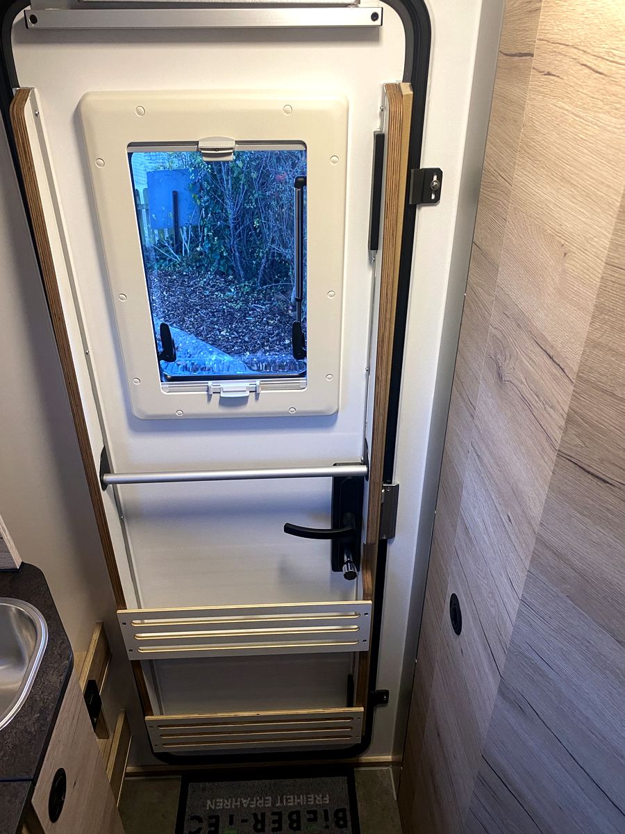 Heckeingangstür mit Fenster und Einstiegsstufen