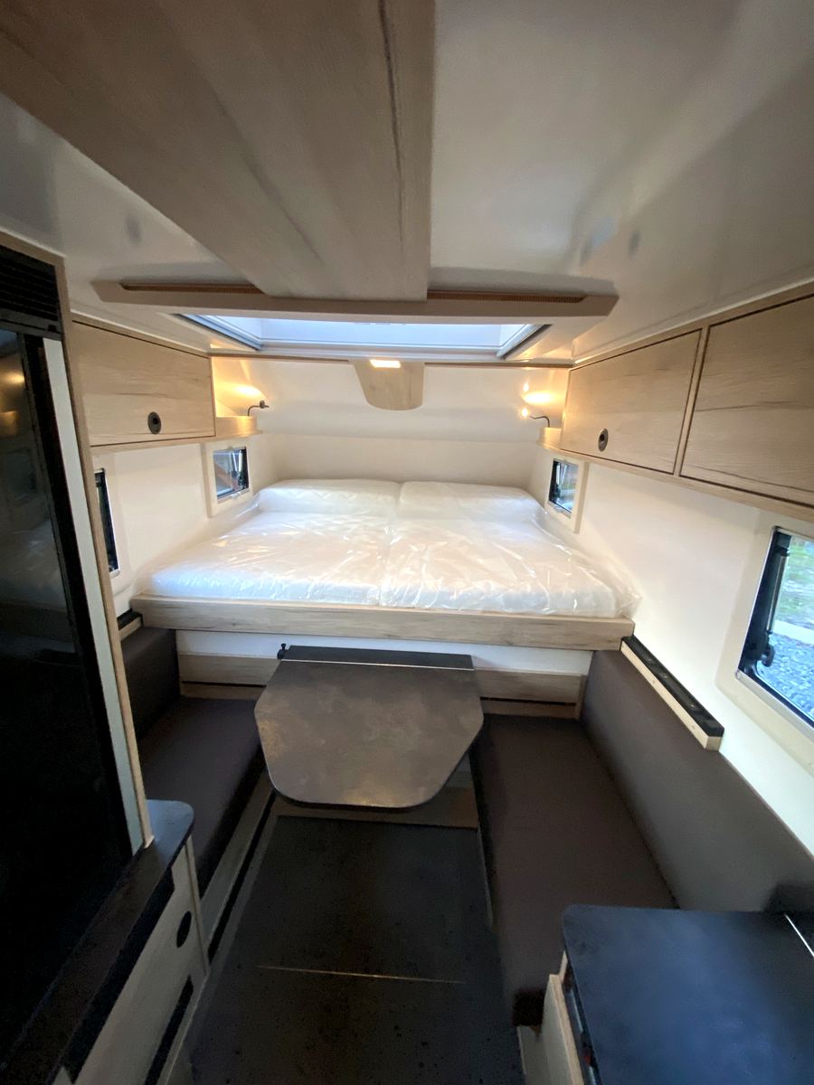 Längsbett 2,00 × 1,60 m und Sitzgruppe