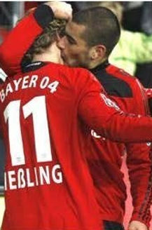 DerdiyouKissing.jpg