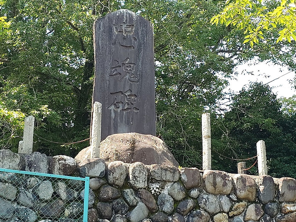 メモ 忠魂碑表面には「忠魂碑」の文字と、その揮毫者である「元帥陸軍大将 正二位 勲一等 功一級 子爵 川村景明書」の文字が、背面には「大正10年4月15日建之 嶋田村」の文字が刻まれている。島田小学校の創立は明治8年の公立鶴島学校の開校を嚆矢としており、忠魂碑は島田尋常小学校当時の建立である。